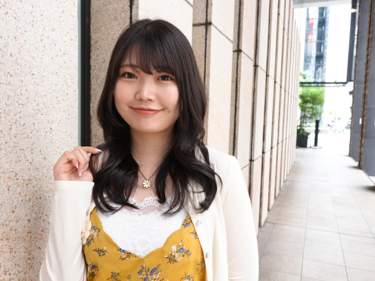 デコルテまで柔らかく揺れるセミロング｜重め前髪とひし形シルエットでつくる大人かわいい髪型