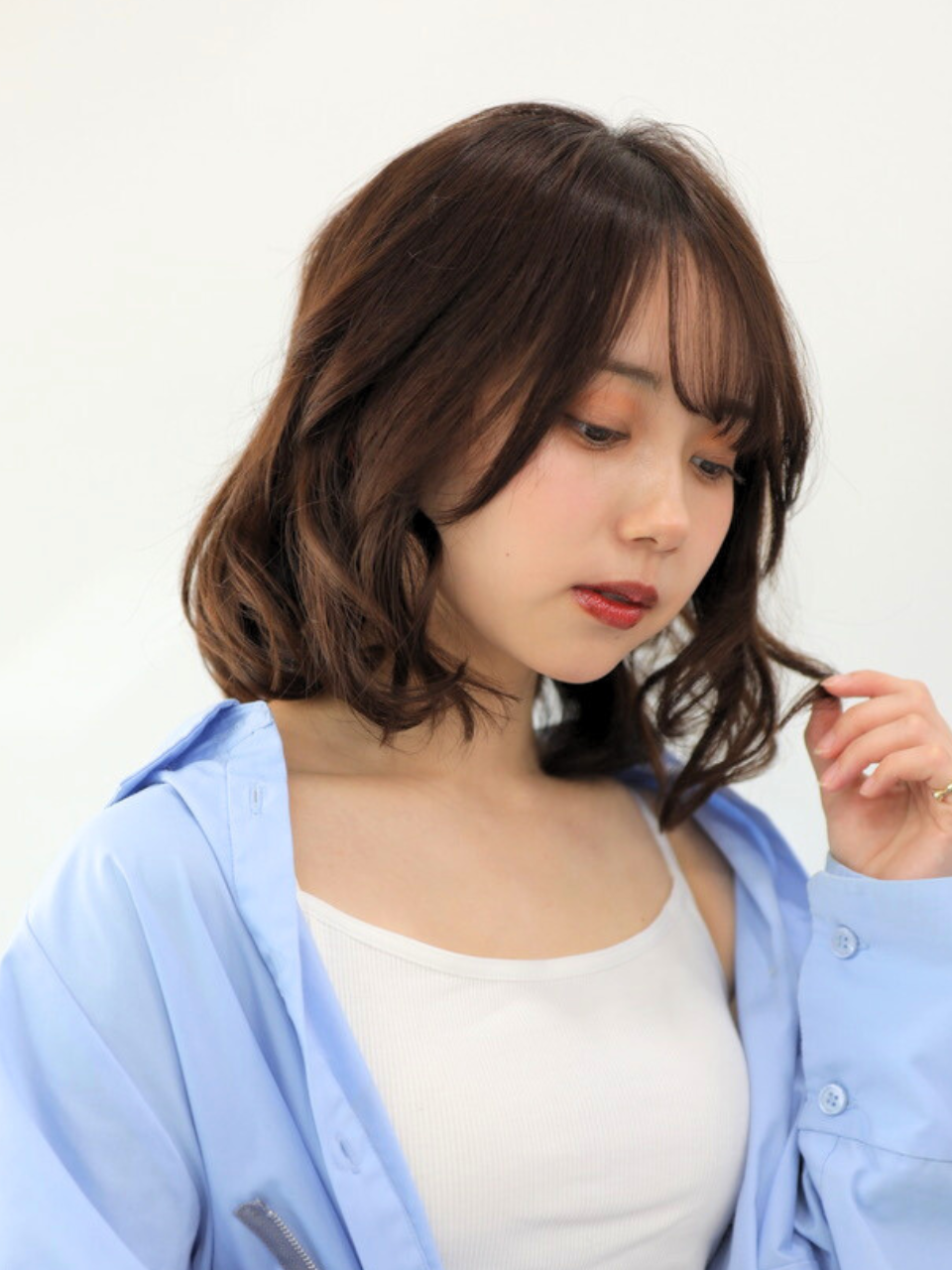 透明感ブラウン×レイヤーカットが人気｜ツヤと小顔を叶える大人のナチュラルヘア