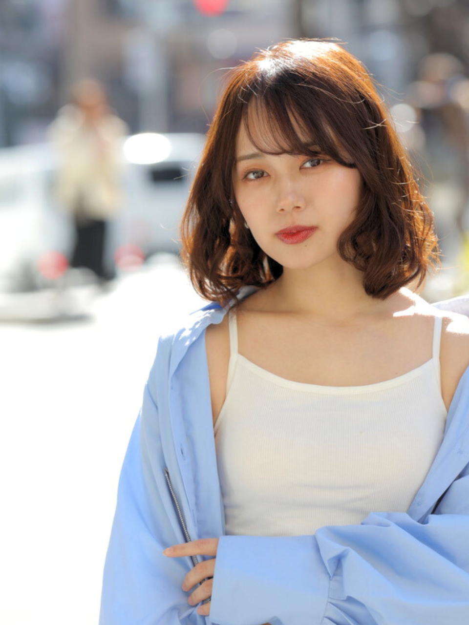 透明感ブラウン×レイヤーカットが人気｜ツヤと小顔を叶える大人のナチュラルヘア