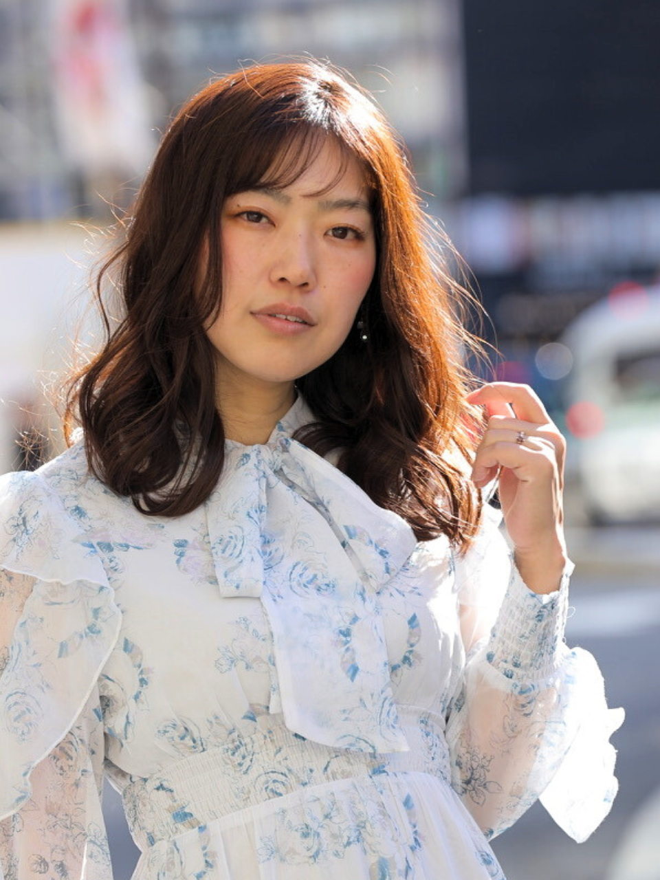 透明感ブラウン×レイヤーカットが人気｜ツヤと小顔を叶える大人のナチュラルヘア