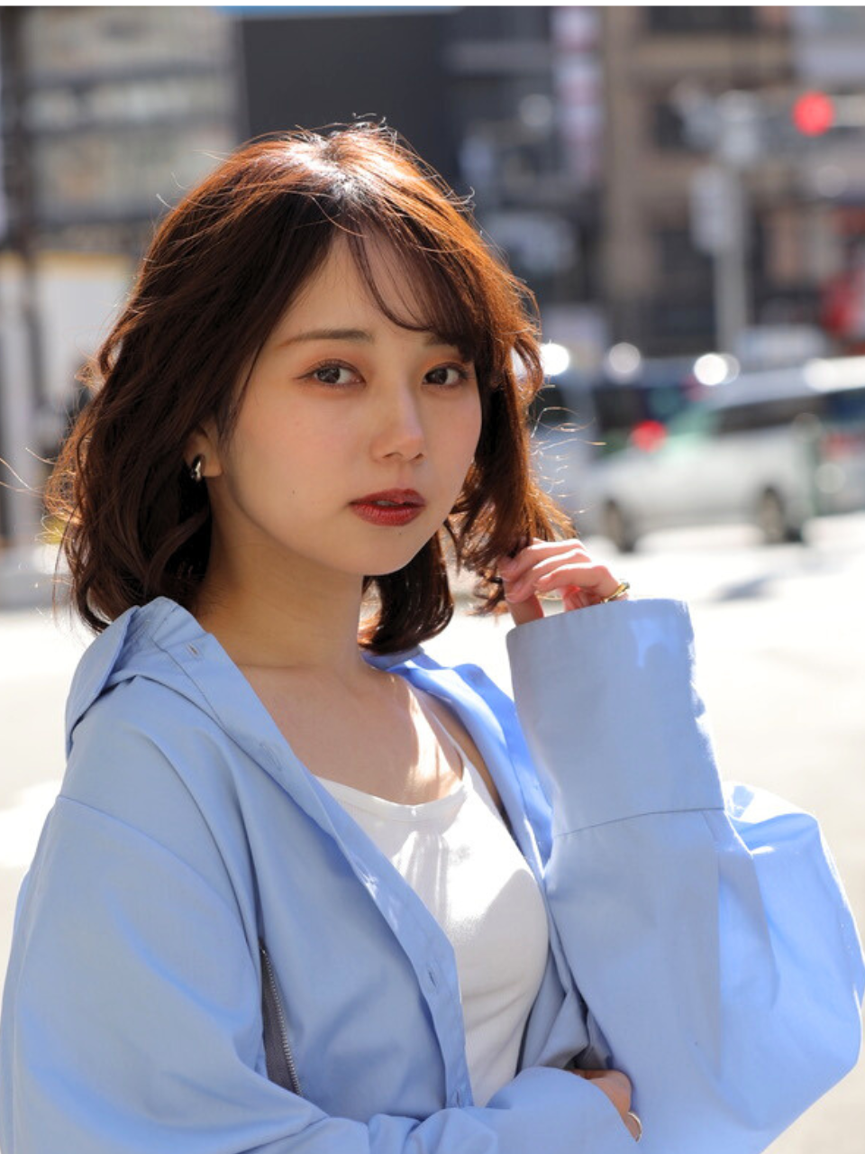 透明感ブラウン×レイヤーカットが人気｜ツヤと小顔を叶える大人のナチュラルヘア