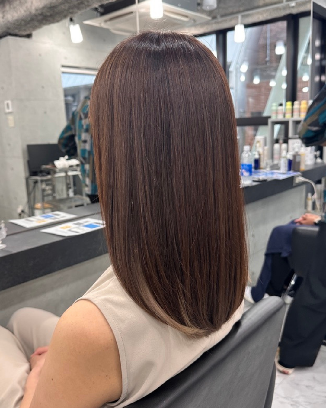 スモーキーベージュが秋に人気の理由｜インナーカラーを活かした透明感カラーで大人の抜け感ヘアへ