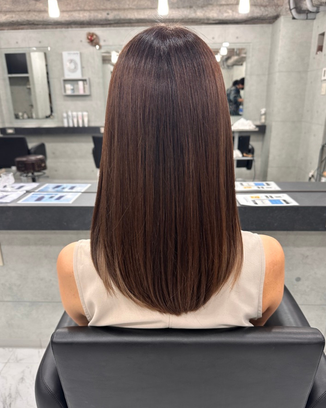 スモーキーベージュが秋に人気の理由｜インナーカラーを活かした透明感カラーで大人の抜け感ヘアへ