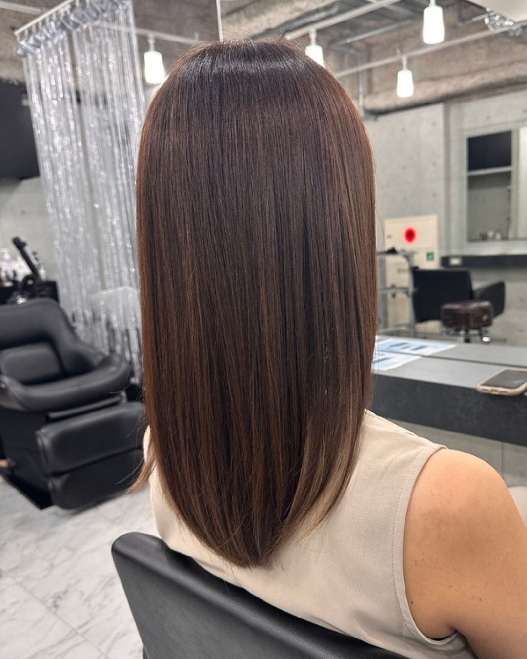 スモーキーベージュが秋に人気の理由｜インナーカラーを活かした透明感カラーで大人の抜け感ヘアへ
