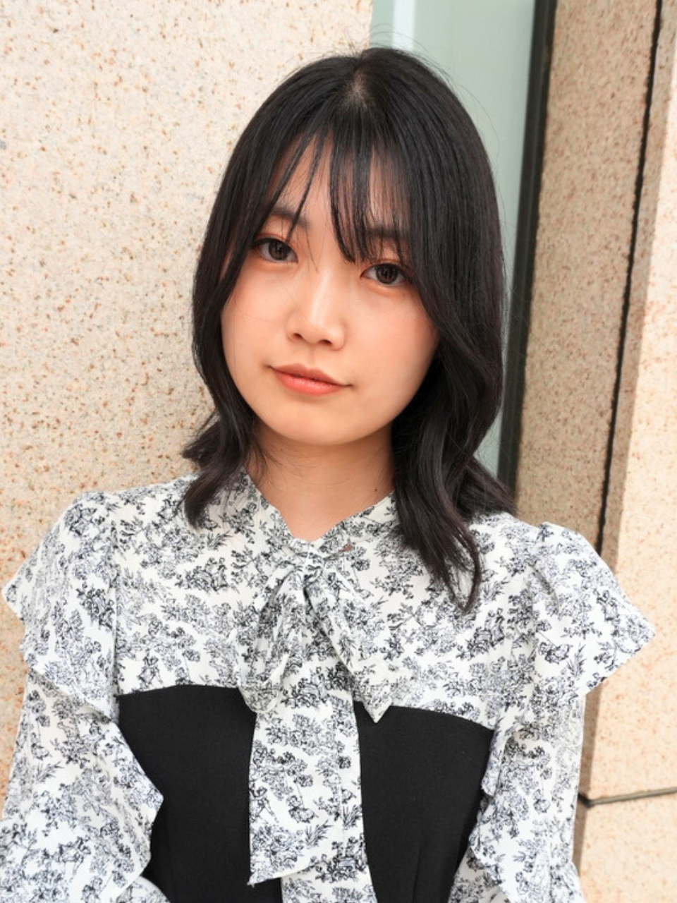 黒髪でも重く見えないレイヤースタイルをご紹介。薄め前髪とバタフライバングで抜け感と小顔効果を演出