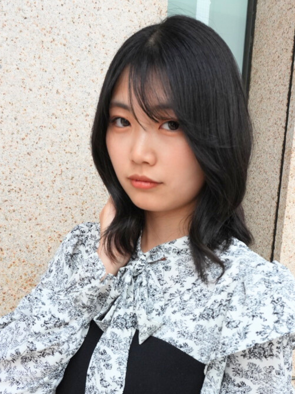 黒髪でも重く見えないレイヤースタイルをご紹介。薄め前髪とバタフライバングで抜け感と小顔効果を演出