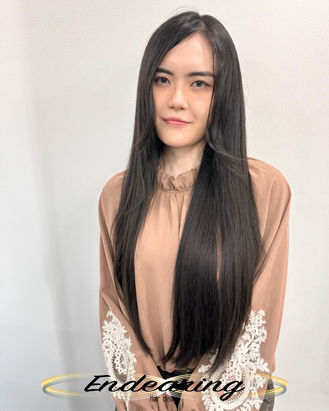 ロングなのに重たく見えない。今人気の「顔まわりレイヤー」の魅力とは