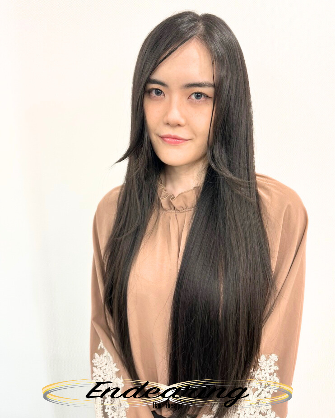 ロングなのに重たく見えない。今人気の「顔まわりレイヤー」の魅力とは