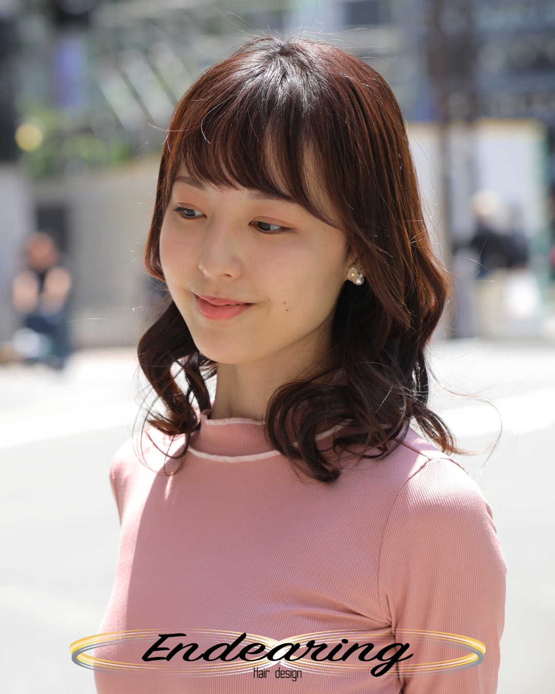 ラウンド前髪×顔まわりレイヤーのセミディ｜大人可愛い波巻きヘア
