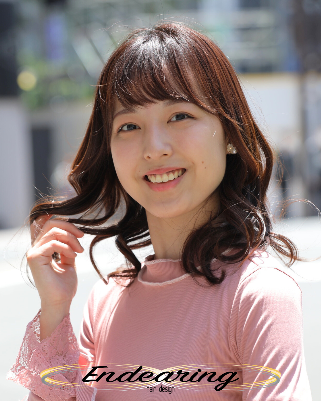 ラウンド前髪×顔まわりレイヤーのセミディ｜大人可愛い波巻きヘア