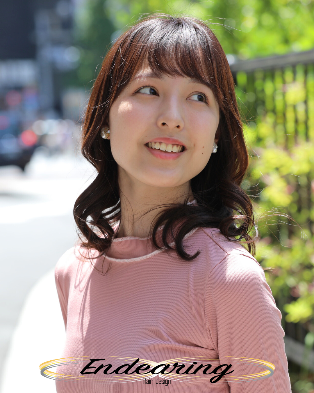 ラウンド前髪×顔まわりレイヤーのセミディ｜大人可愛い波巻きヘア