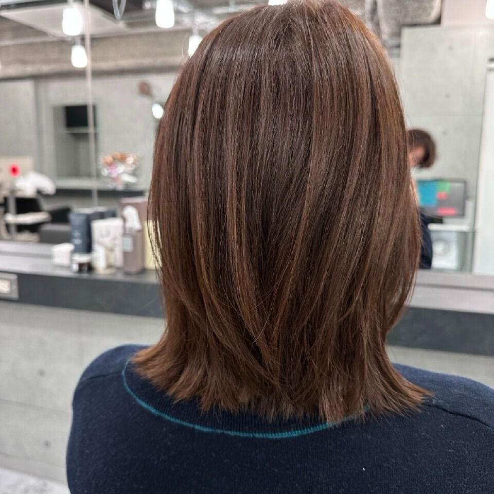 30代の女性を魅了するヘアスタイル、くびれ外はねレイヤーウル
