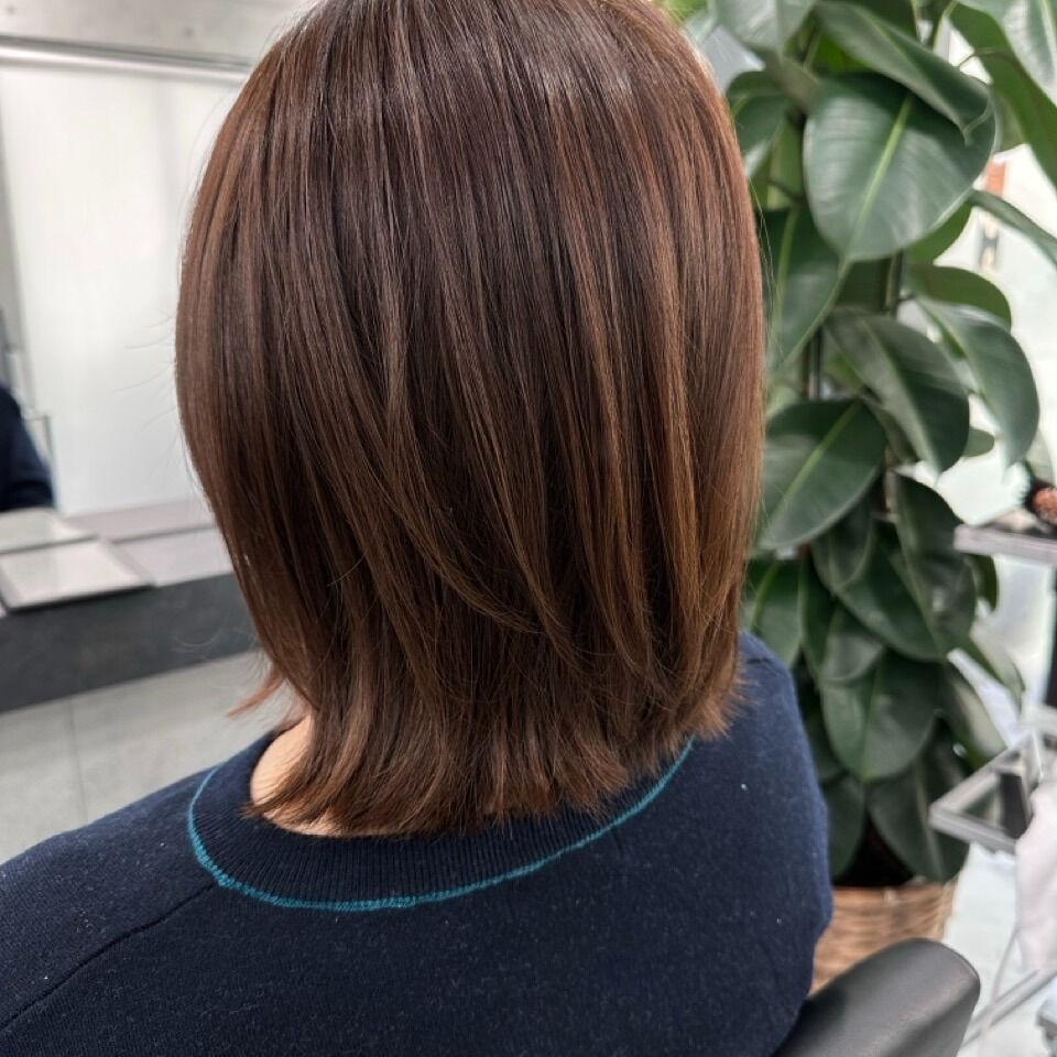 30代の女性を魅了するヘアスタイル、くびれ外はねレイヤーウル