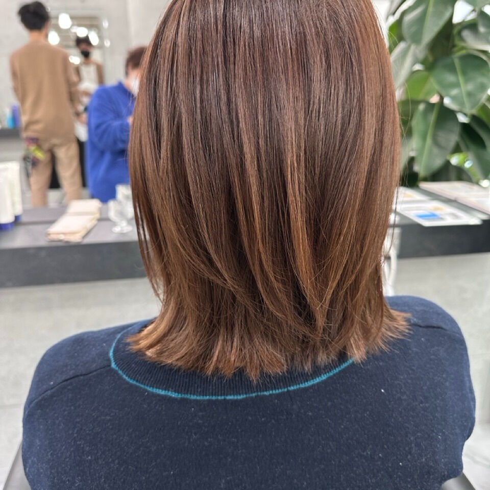 30代の女性を魅了するヘアスタイル、くびれ外はねレイヤーウル