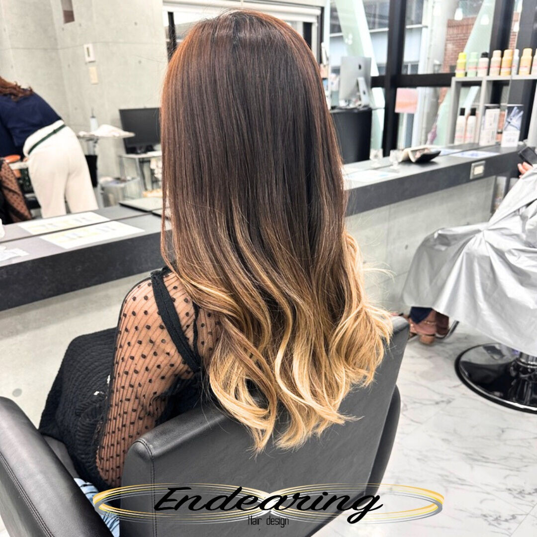このヘアスタイルは、長い髪にグラデーションカラーを施した、バ