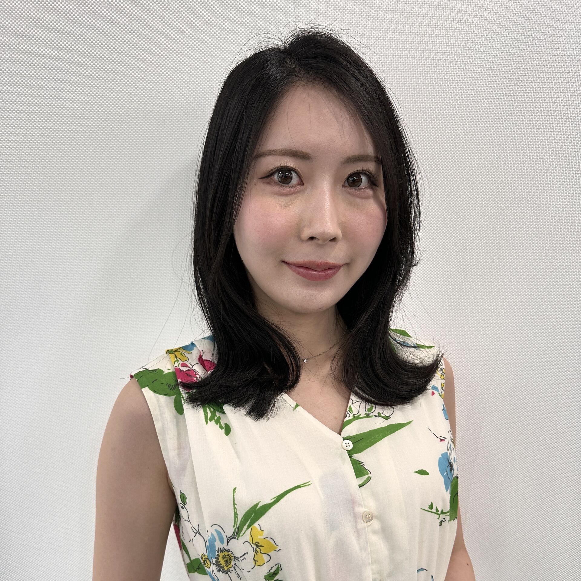 黒髪ミディアム×外はねスタイル｜長め前髪で大人っぽく見せる人気ヘア