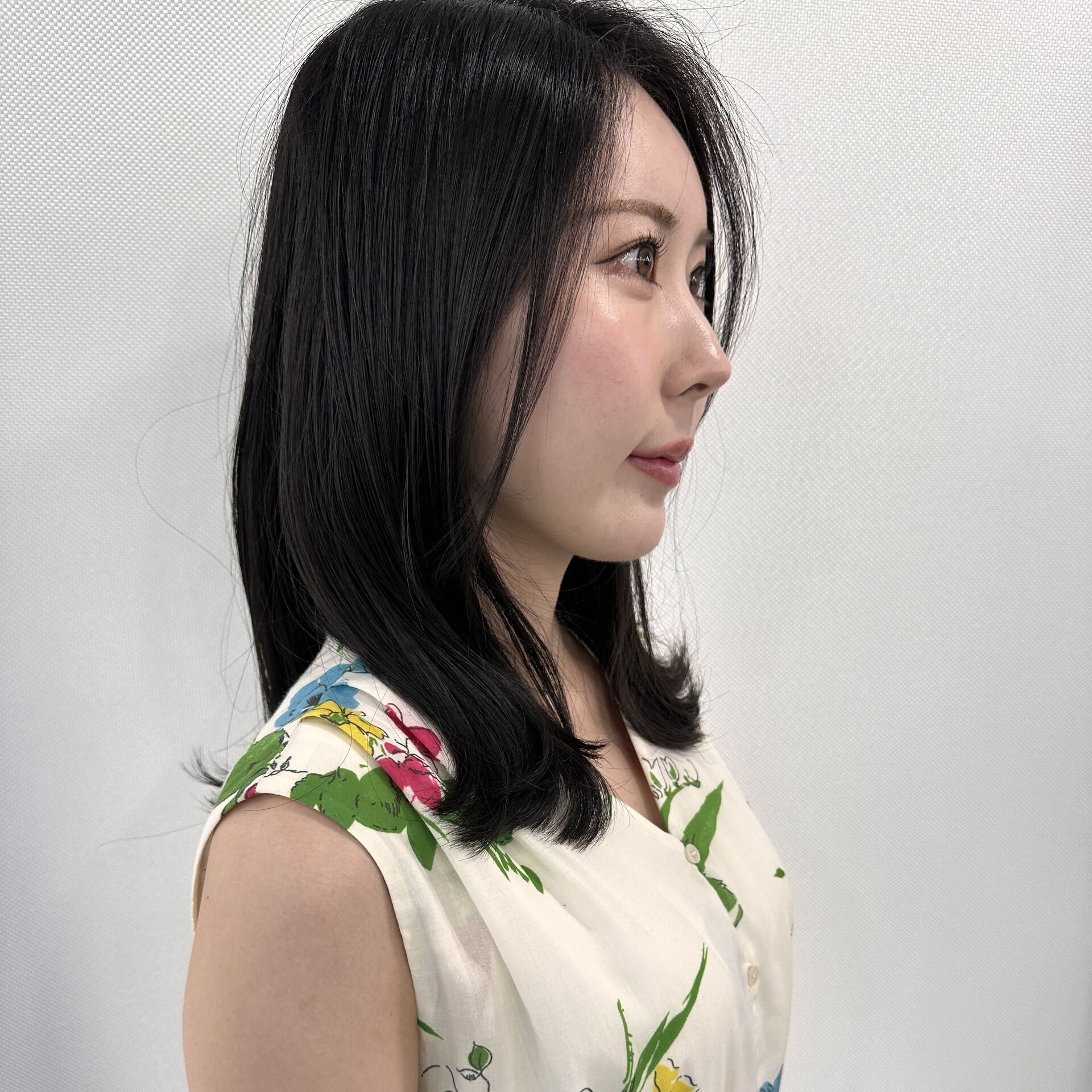 黒髪ミディアム×外はねスタイル｜長め前髪で大人っぽく見せる人気ヘア