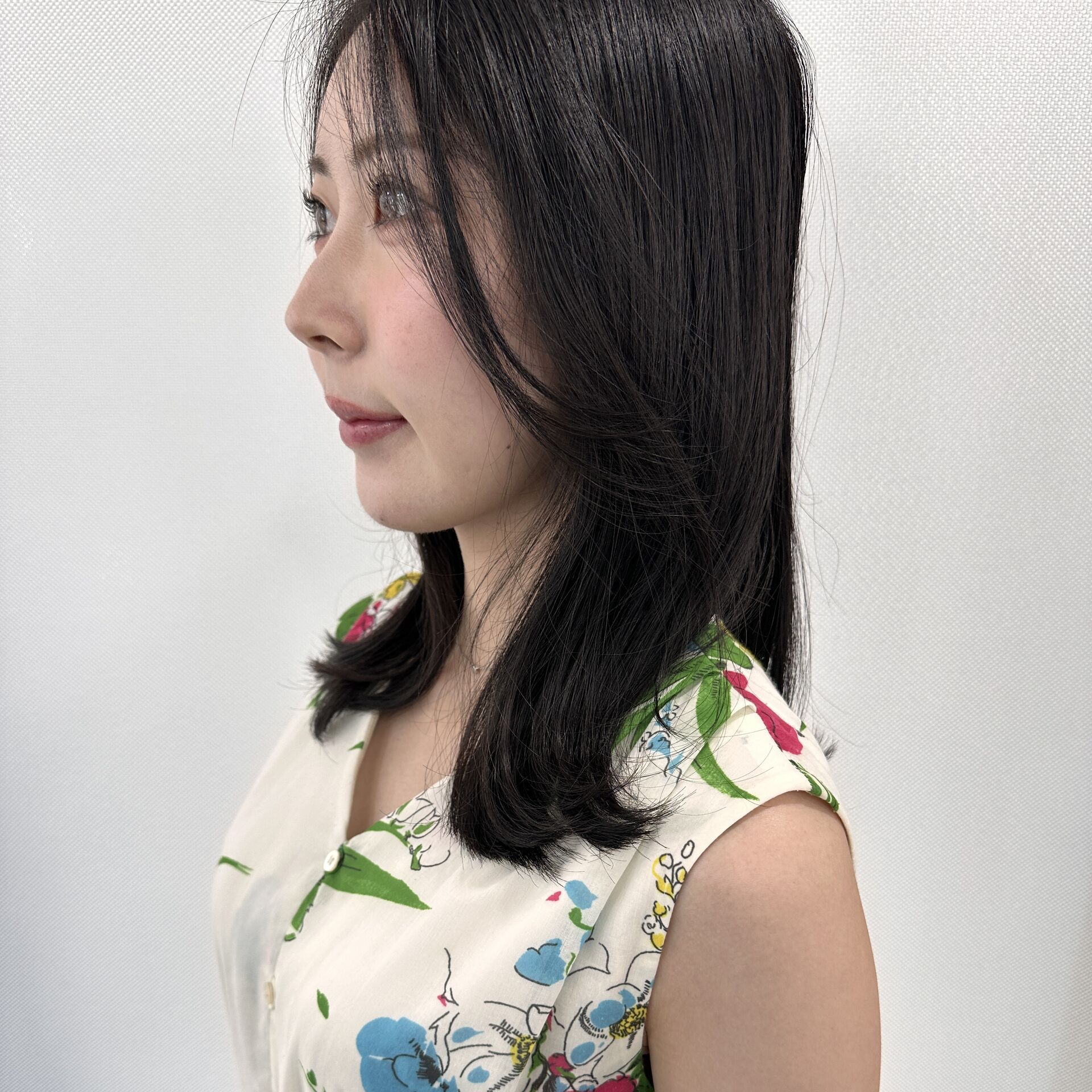 黒髪ミディアム×外はねスタイル｜長め前髪で大人っぽく見せる人気ヘア