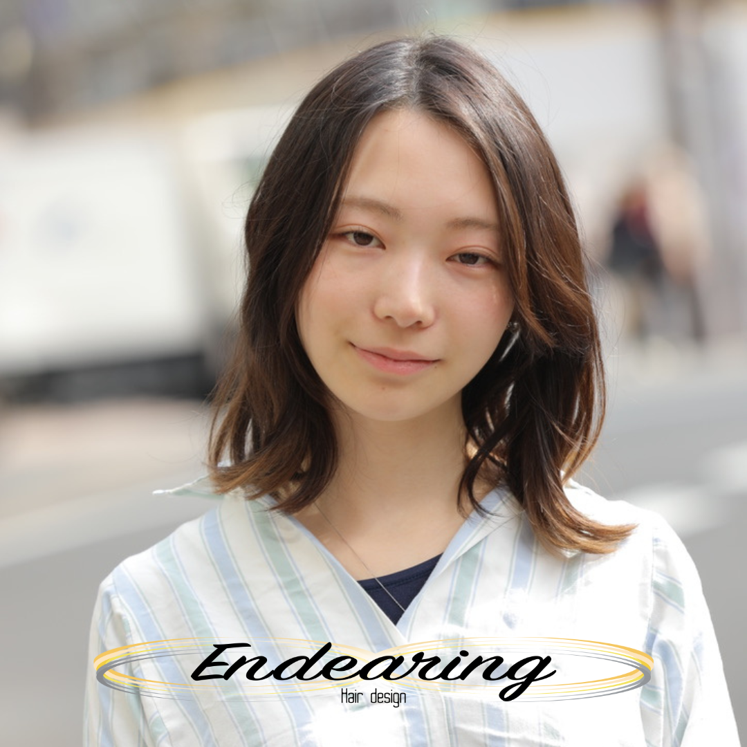 レイヤーミディアム×外ハネで軽やかに。毎日扱いやすい大人のヘアスタイル