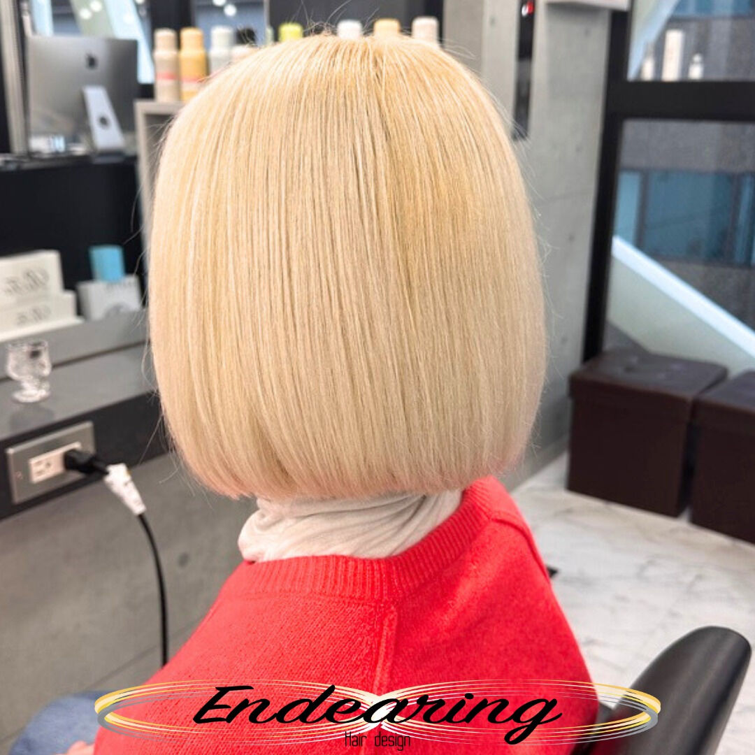 金髪のホワイトヘアカラーにクリアベージュを使用した、丸みのあ