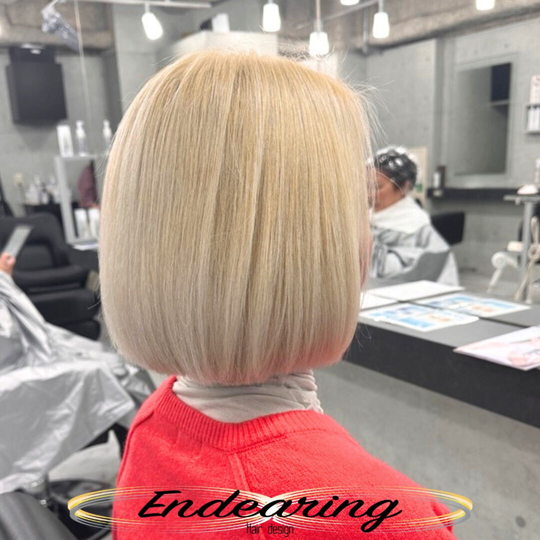 金髪のホワイトヘアカラーにクリアベージュを使用した、丸みのあ