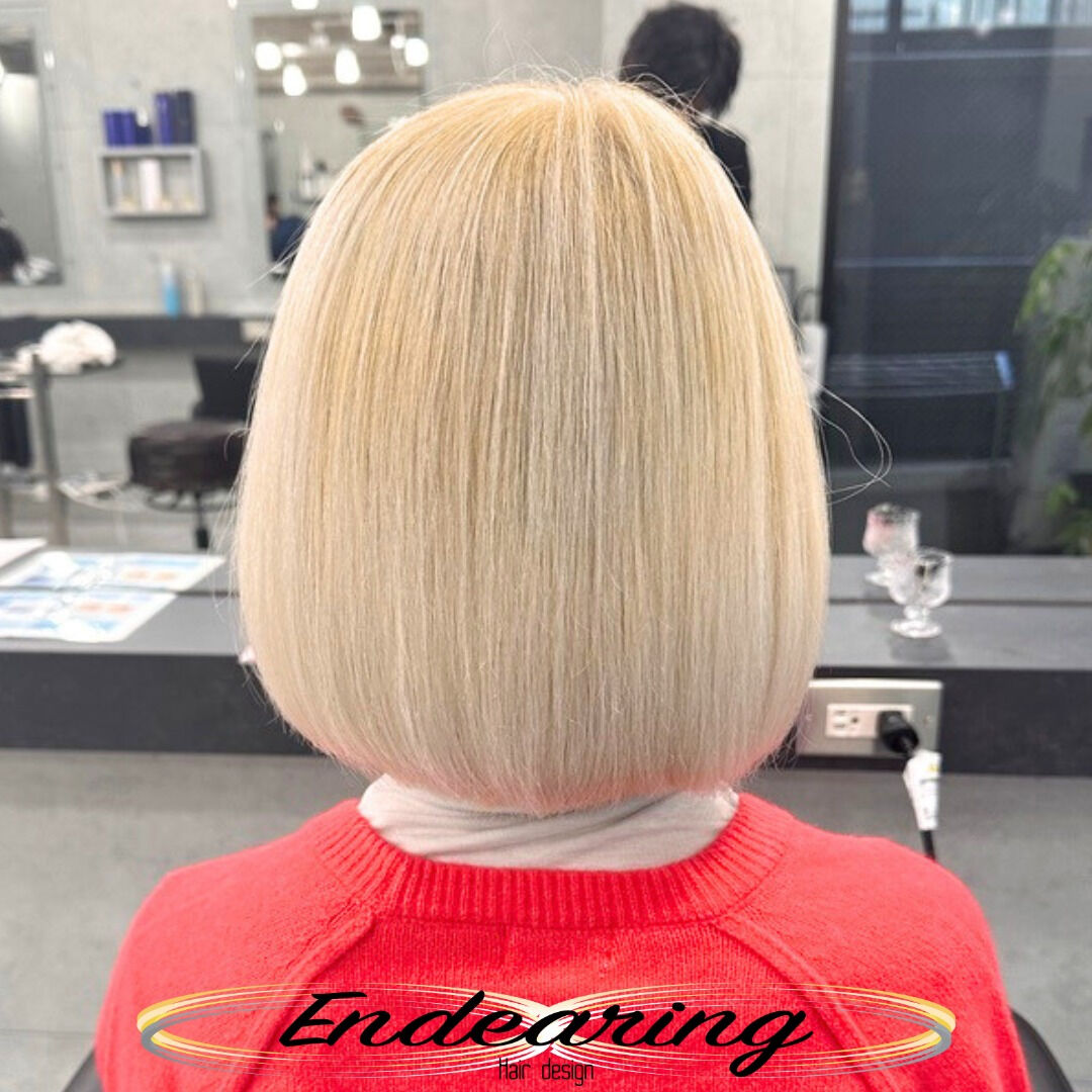 金髪のホワイトヘアカラーにクリアベージュを使用した、丸みのあ
