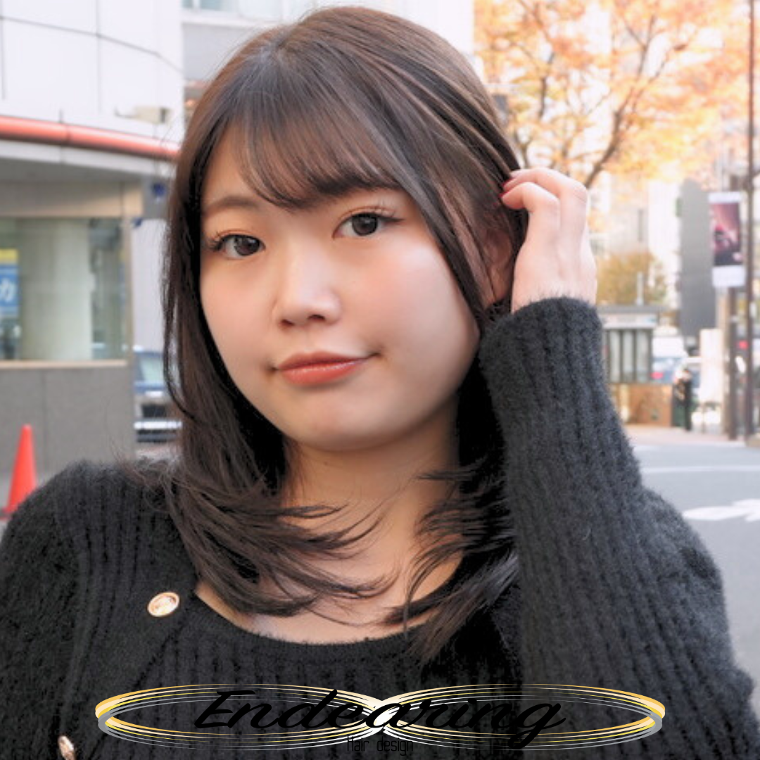 8レベルオリーブブラウン×セミロングレイヤー｜透明感と動きのある人気スタイル