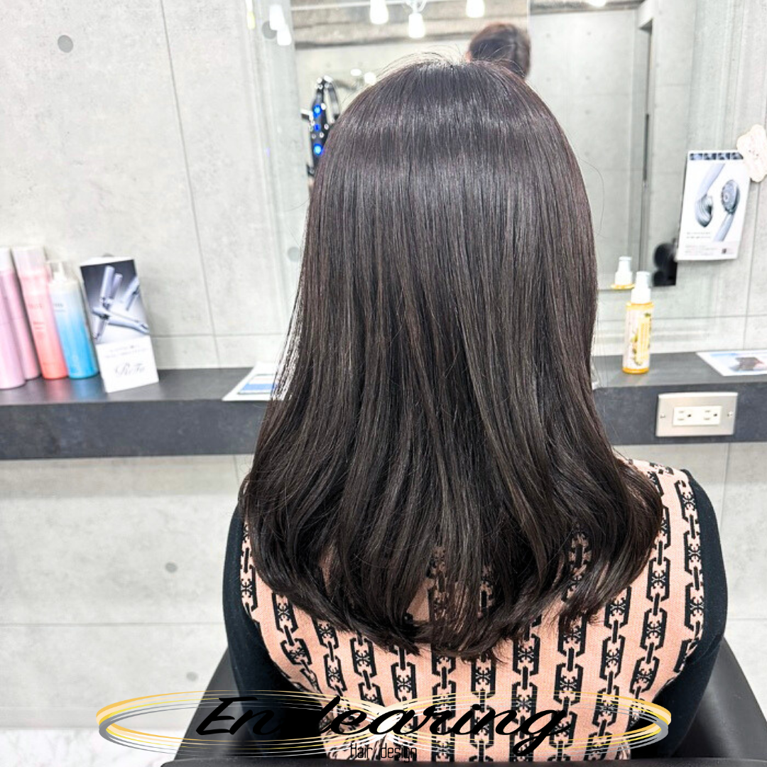 グレーベージュのセミロングが人気｜透明感とツヤを叶えるローレイヤー