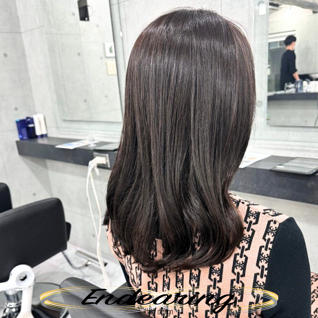 グレーベージュのセミロングが人気｜透明感とツヤを叶えるローレイヤー