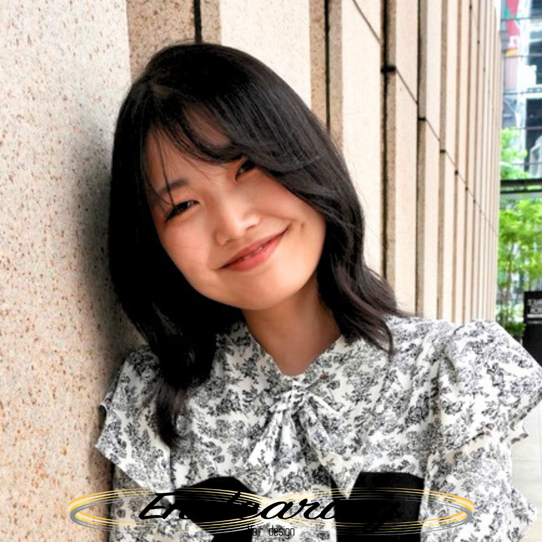 前髪で可愛く、暗髪のゆる巻で垢抜ける 今おすすめのセミロングレイヤースタイル