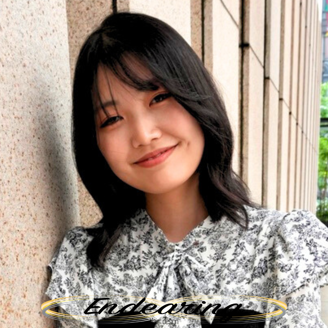 前髪で可愛く、暗髪のゆる巻で垢抜ける 今おすすめのセミロングレイヤースタイル