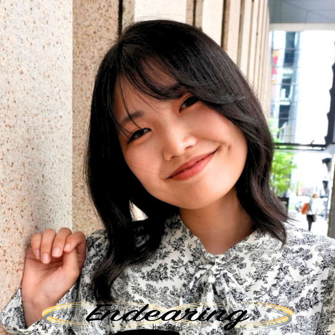 前髪で可愛く、暗髪のゆる巻で垢抜ける 今おすすめのセミロングレイヤースタイル