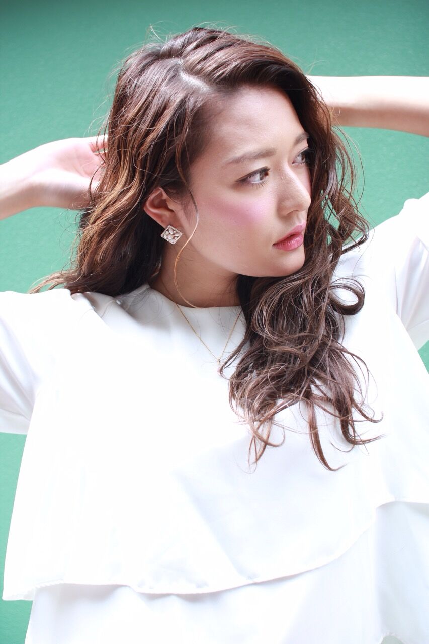肩の力が抜けた西海岸風ロングが、大人女性にちょうどいい理由
