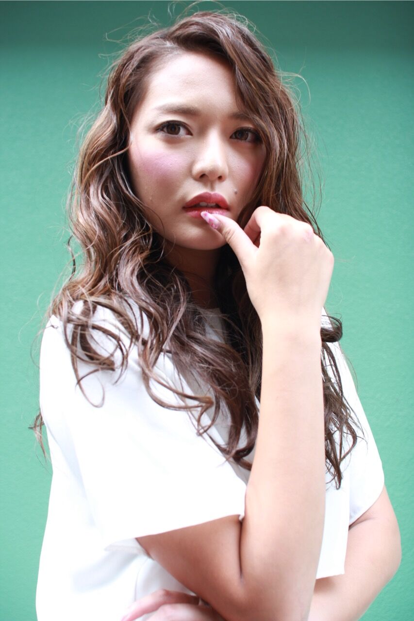 肩の力が抜けた西海岸風ロングが、大人女性にちょうどいい理由
