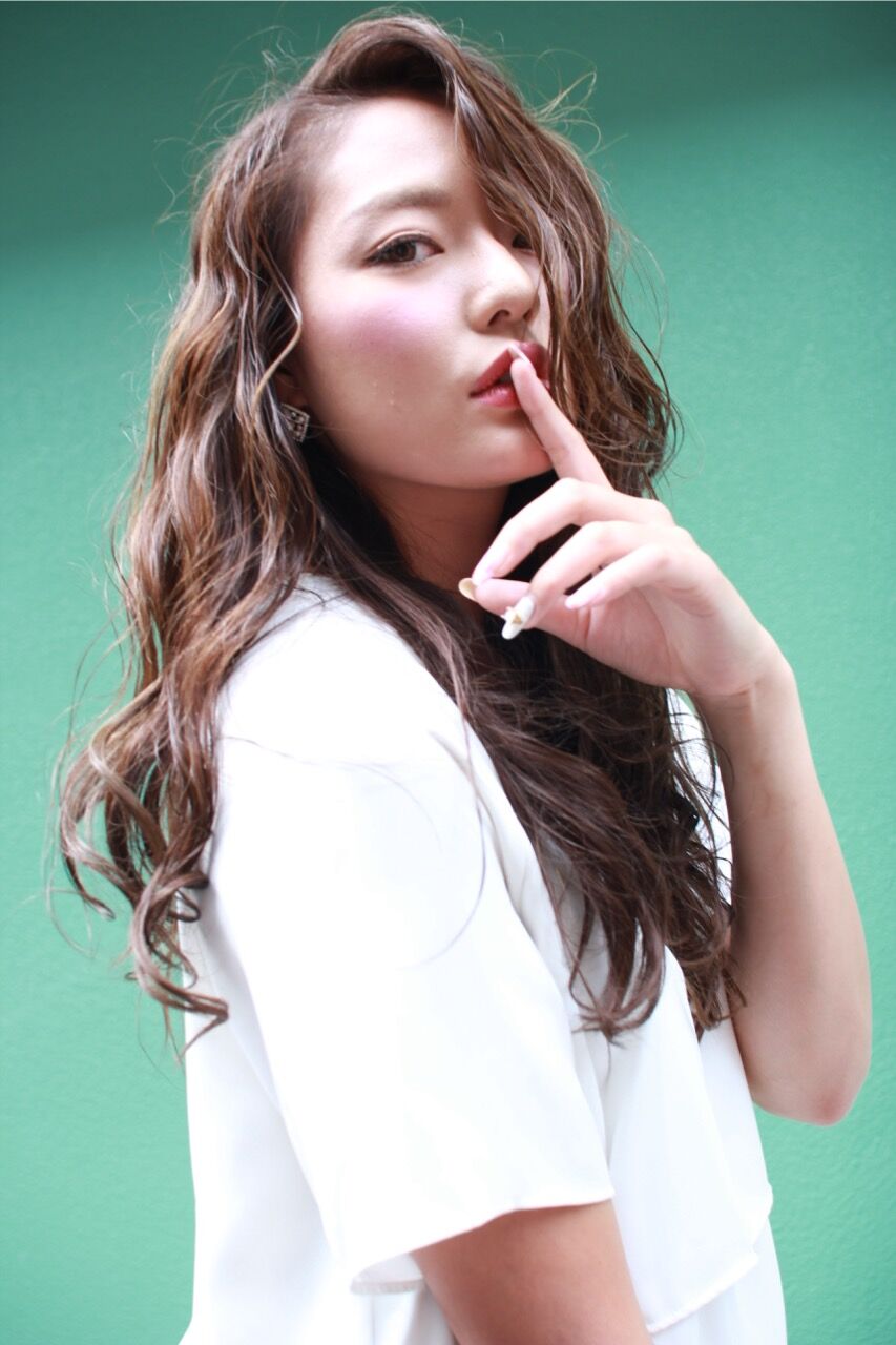 肩の力が抜けた西海岸風ロングが、大人女性にちょうどいい理由
