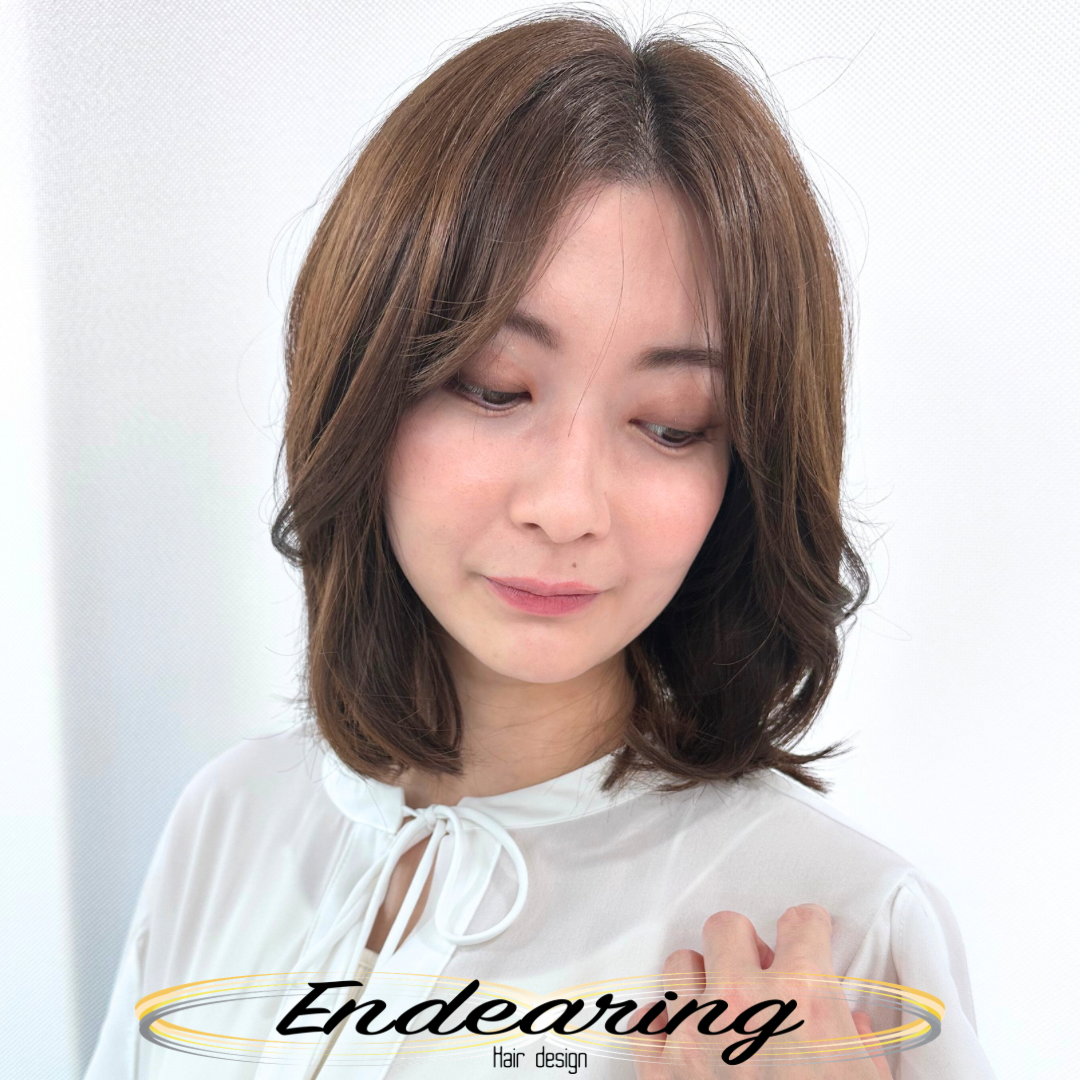 伸ばしかけ前髪でも、ここまで垢抜ける ― 明るめアッシュベージュ × セミディボブ 