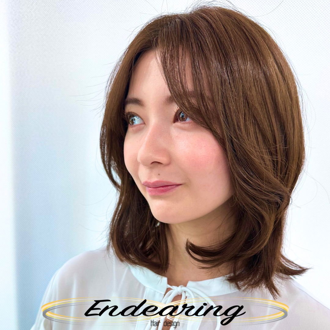 伸ばしかけ前髪でも、ここまで垢抜ける ― 明るめアッシュベージュ × セミディボブ 