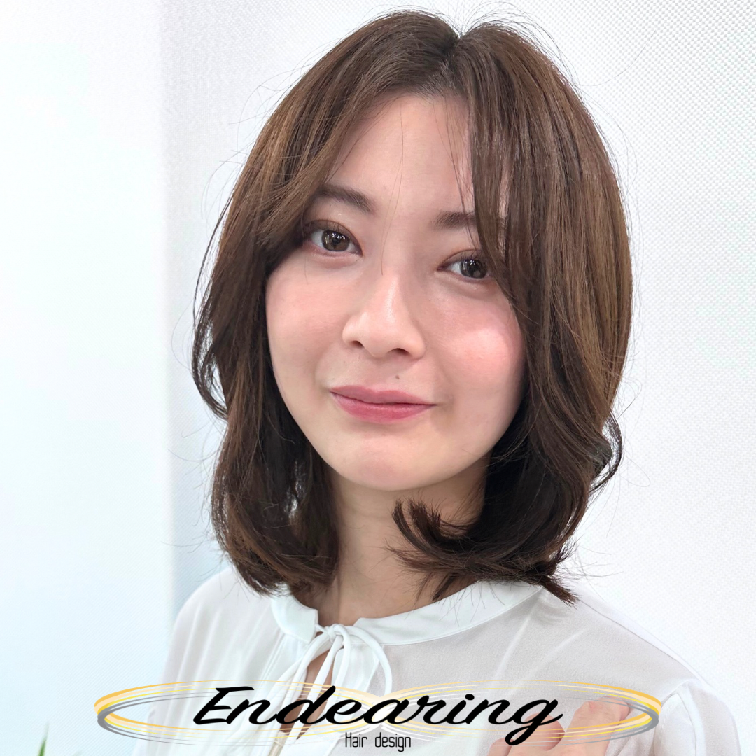 伸ばしかけ前髪でも、ここまで垢抜ける ― 明るめアッシュベージュ × セミディボブ 