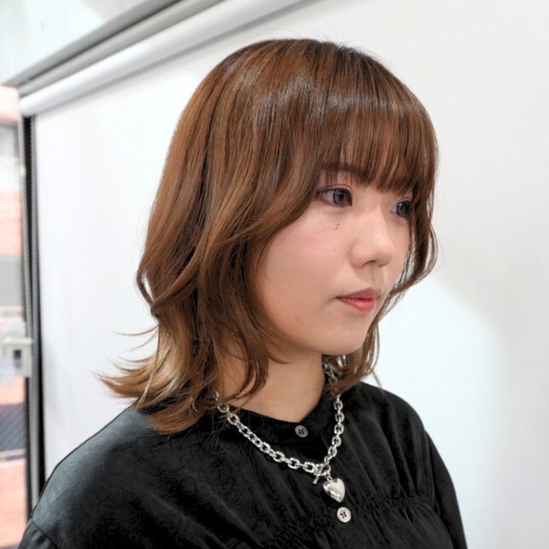 軽いのに、まとまる ― ガーネットブラウンの外はねセミディボブ ―