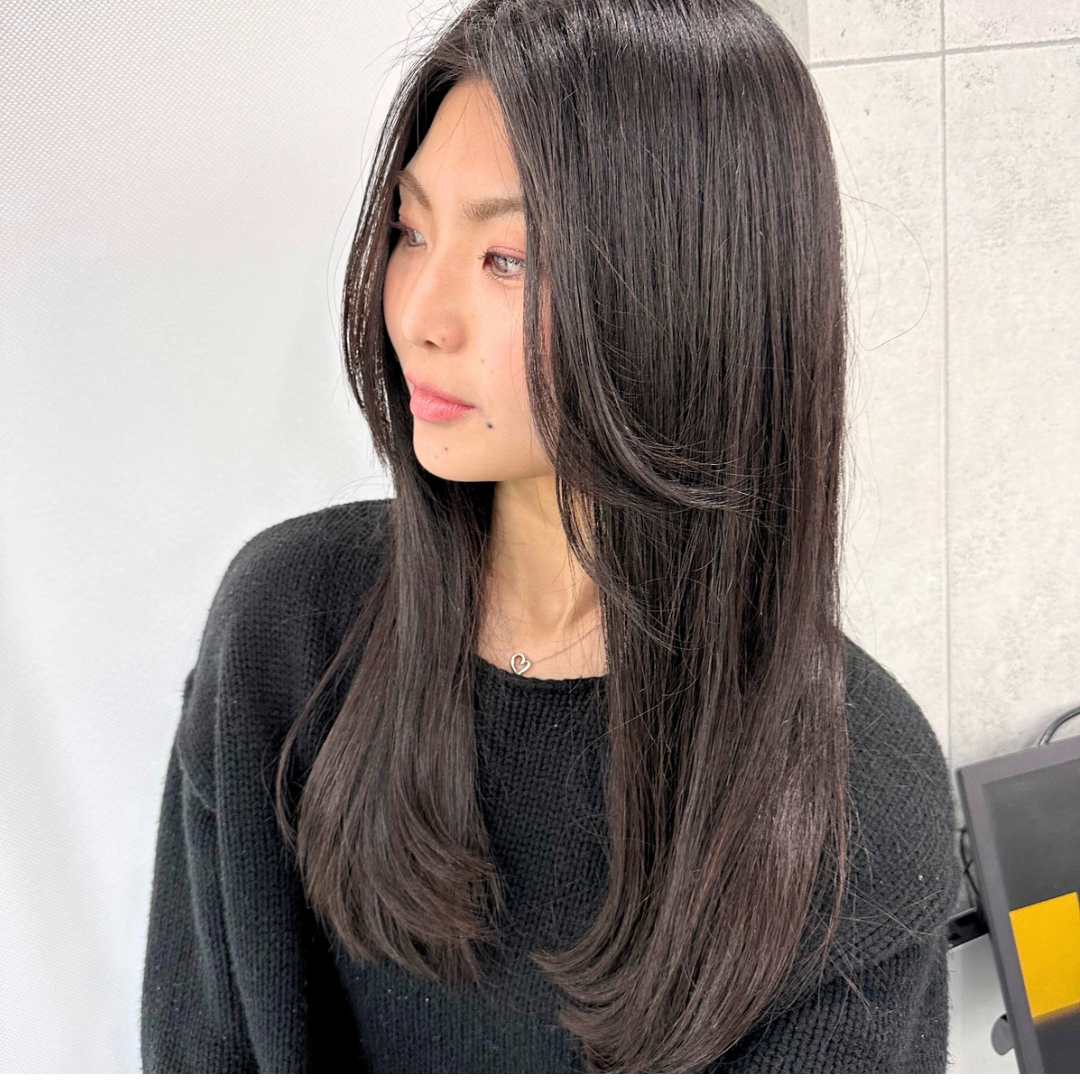 本日の銀座は少し雪がちらつきました。こんな日は黒髪ストレート。 ― 重いはずなのに、なぜか軽いロングヘアスタイル ―