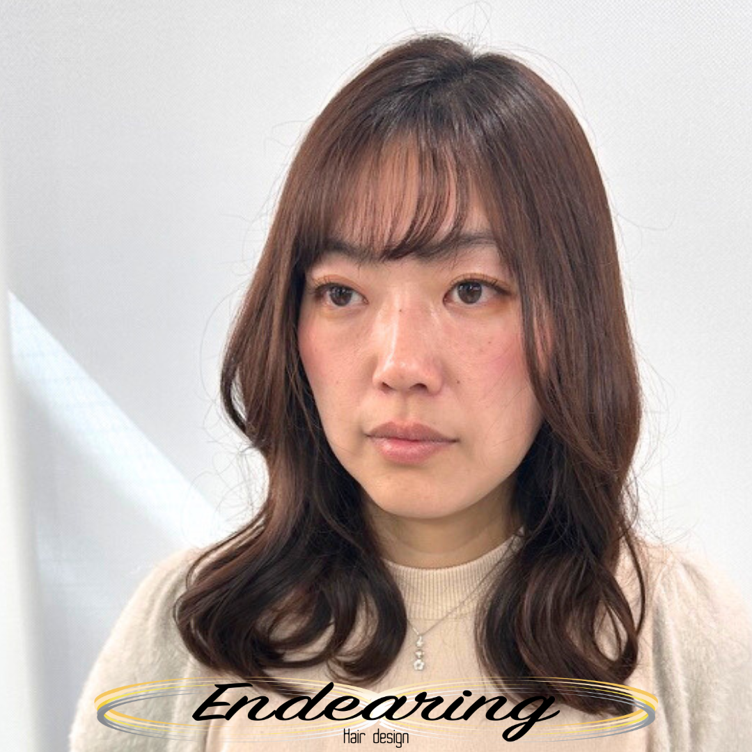 小顔に見えるのに、重さはそのまま。顔まわりに秘密があるセミロング