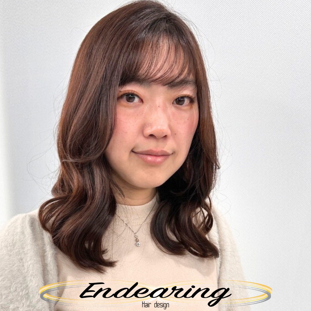 小顔に見えるのに、重さはそのまま。顔まわりに秘密があるセミロング