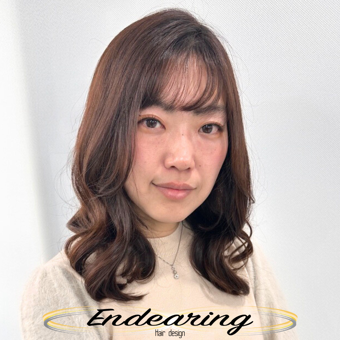 小顔に見えるのに、重さはそのまま。顔まわりに秘密があるセミロング