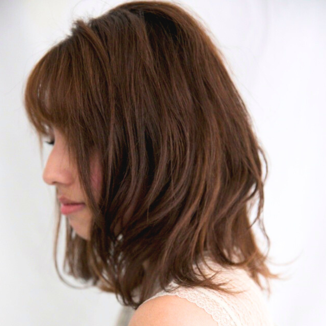 髪にボリュームがあるのに小顔見え？大人女性に人気のSラインくびれセミロング