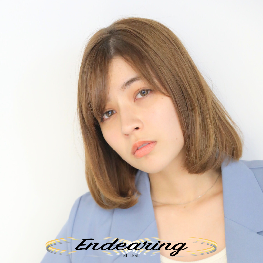 内巻きボブなのに驚くほど透明感。前髪が目にかかっても軽く見えるグレーベージ