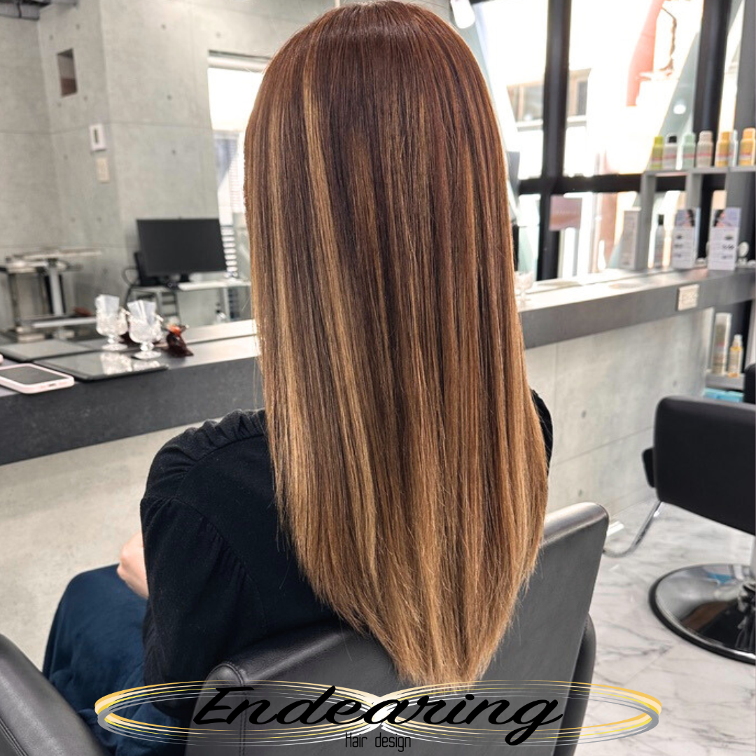 ロングなのに派手じゃない。上品に映える大人のハイライトヘアカラー