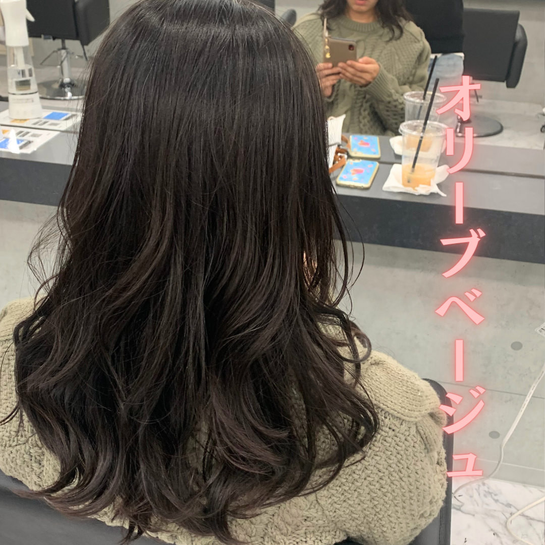 冬のセミロングは重く見えない。オリーブベージュで叶える大人の透明感