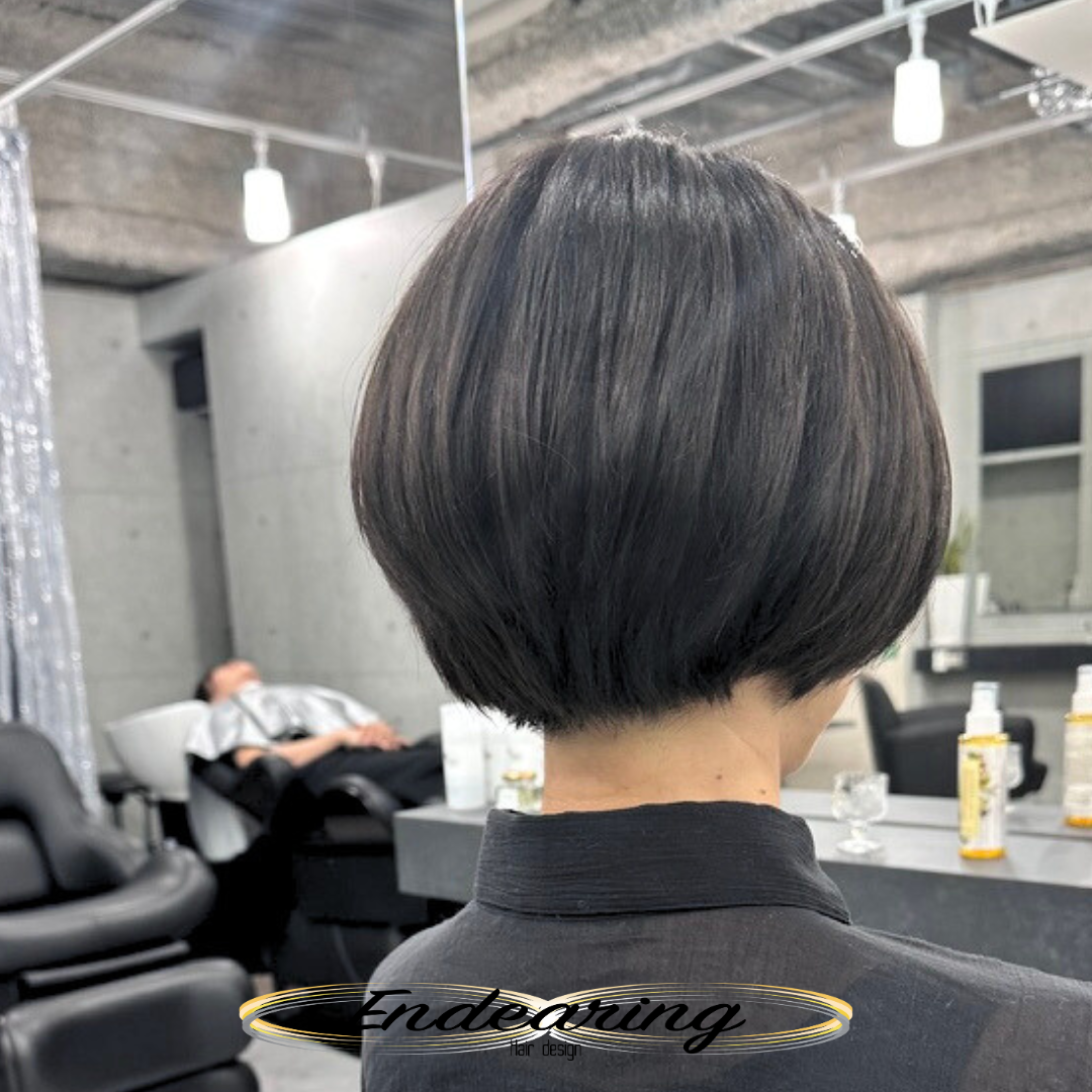ダークグレーヘアカラー×マッシュボブで若々しく｜骨格をきれいに見せる大人の短めスタイル