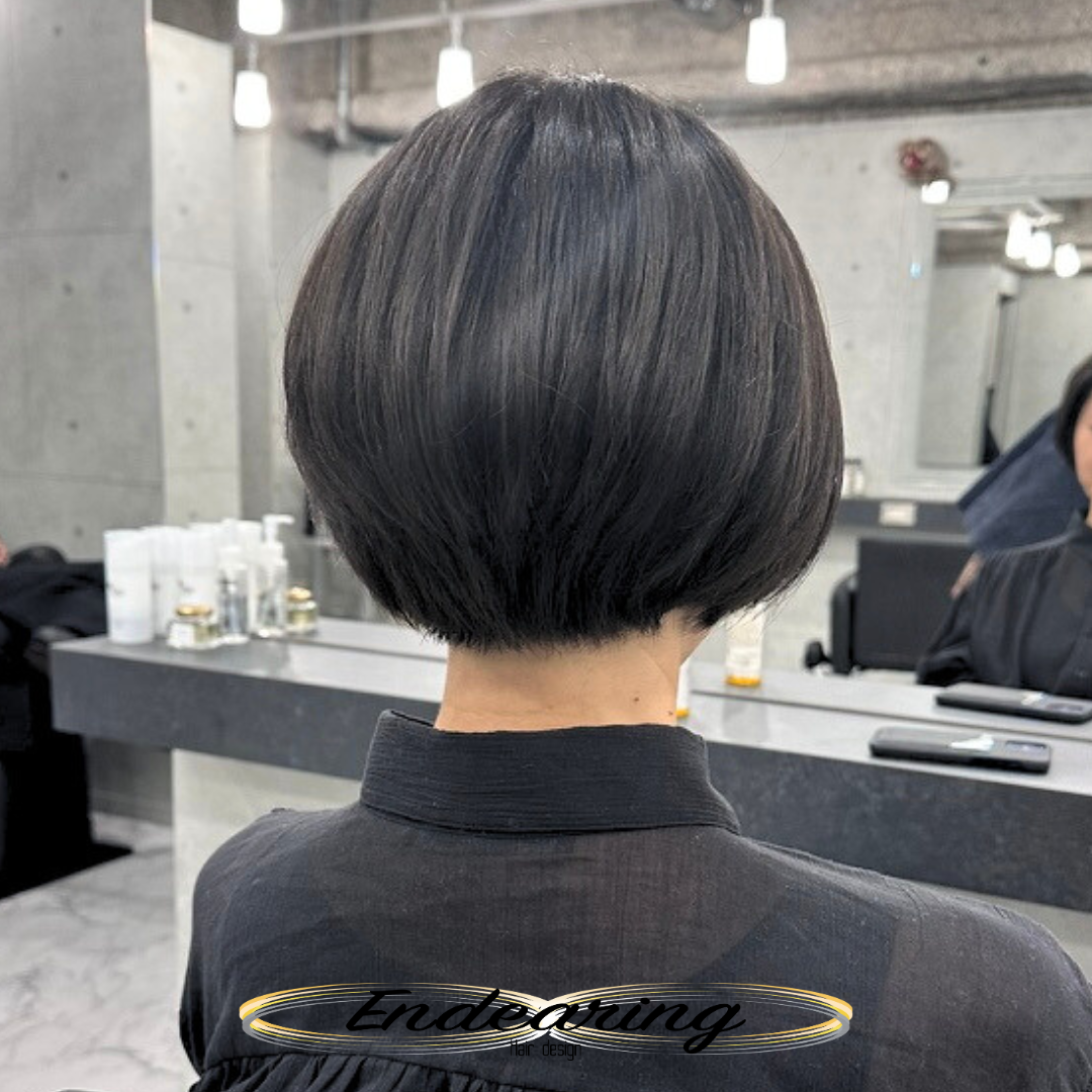 ダークグレーヘアカラー×マッシュボブで若々しく｜骨格をきれいに見せる大人の短めスタイル