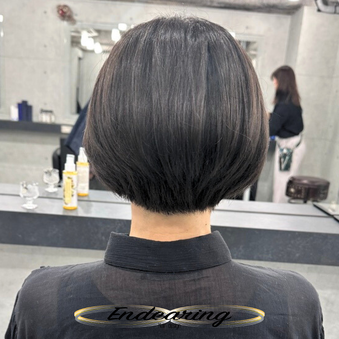 ダークグレーヘアカラー×マッシュボブで若々しく｜骨格をきれいに見せる大人の短めスタイル